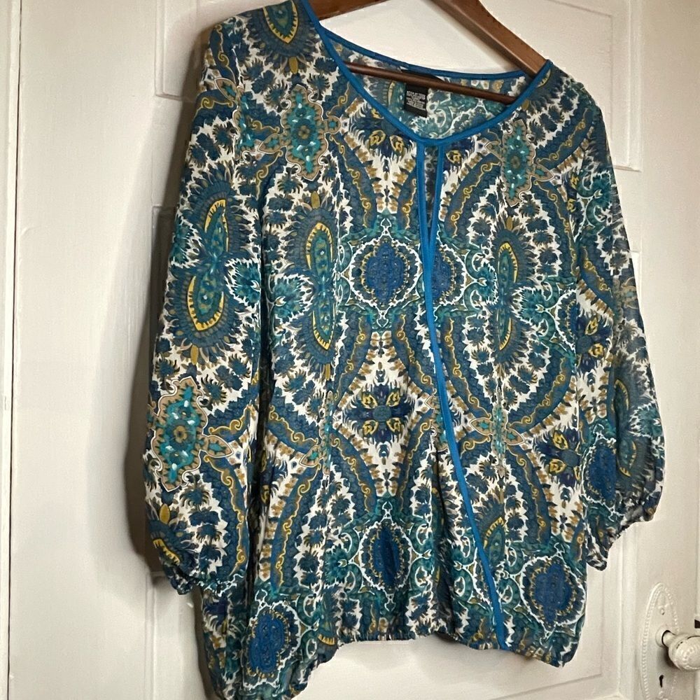 Jules and Leopold Sheer Blue Design Wispy Top w/ Open Keyhole & Bishop Sleeve - Picture 4 of 9